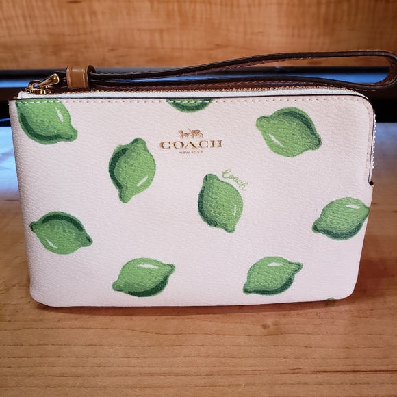 Coach Handbags - Coach Corner Zip Wristlet 💚💚💚